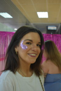 chica con decoración de glitter en pómulo