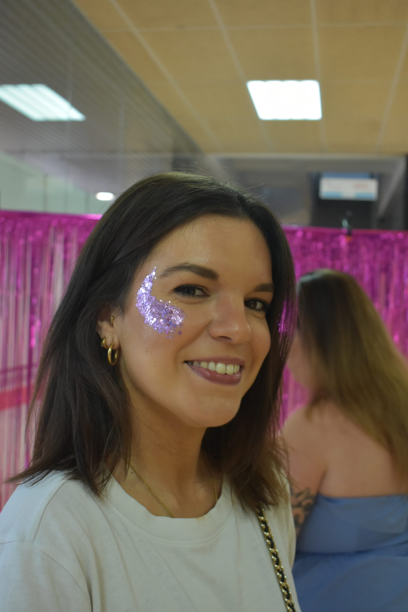chica con decoración de glitter en pómulo