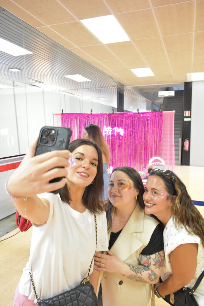Metropoli glitter 12 grupo de amigas con decoraciones de glitter bar haciéndose un selfie