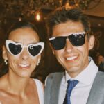 Imagen de pareja de novios con glitter el dia de su boda