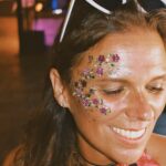 Decoración de glitter y flores a chica en boda