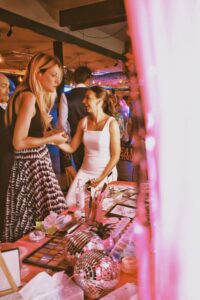 Stand de glitter en bodas en asturias con la novia siendo decorada para la ocasión