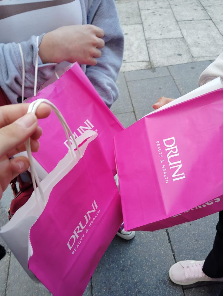Bolsas de Druni de la mano de personas en la calle despues de comprar