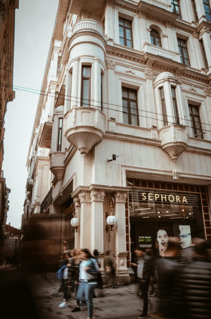 Imagen de edificio con tienda de sephora donde se puede comprar maquillaje