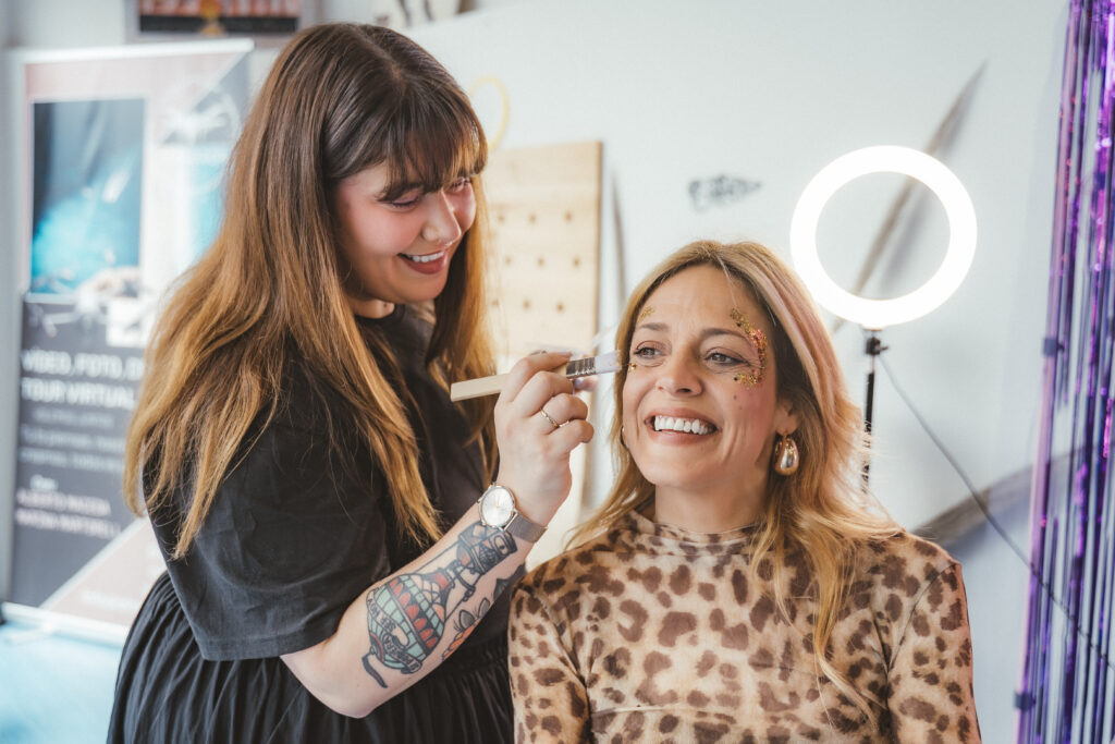 Maquillaje glitter Maquillando en evento a mujer con glitter